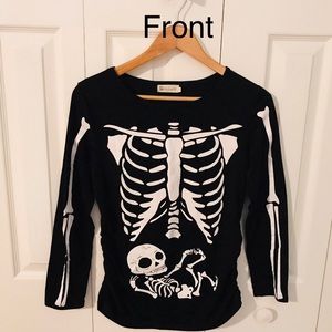Skeleton maternity top with 3/4 sleeve and ruched sides.